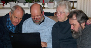 Familjen Danielsson samlad i soffan.
